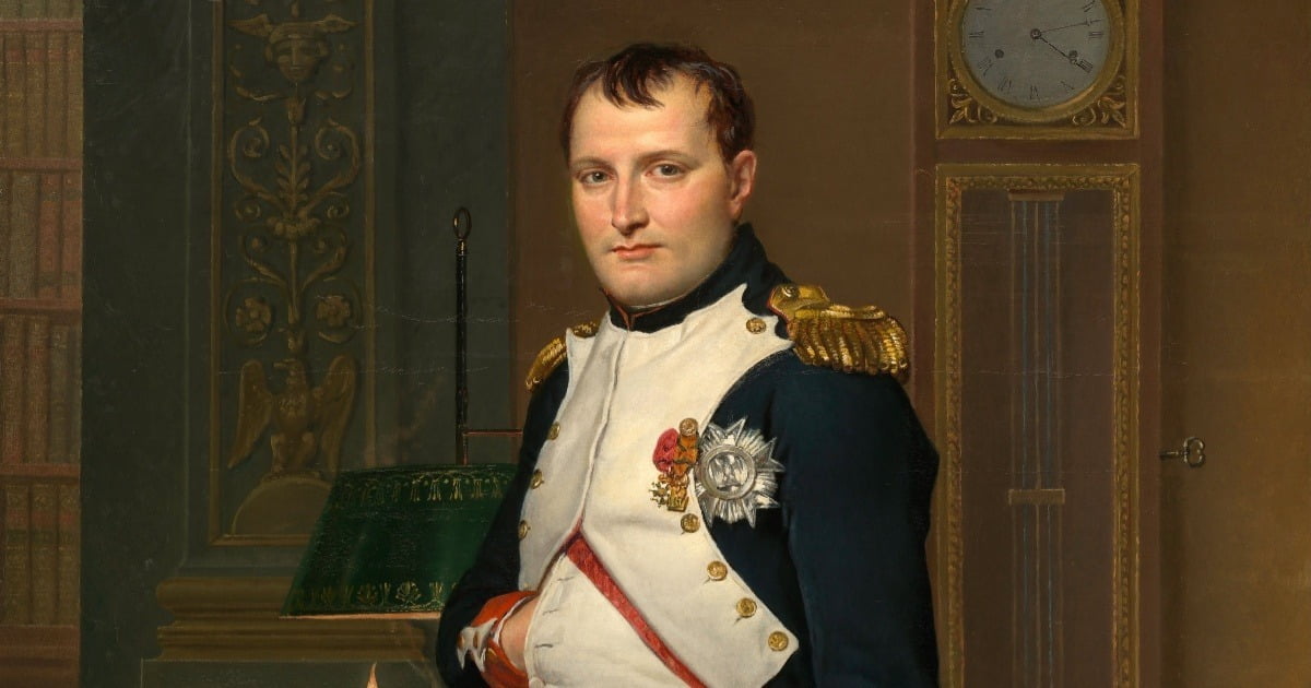 Representação de Napoleão Bonaparte no Egito, observando as pirâmides.