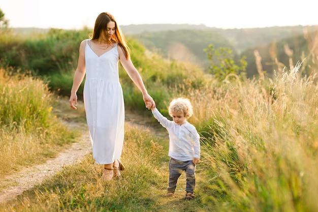 Mãe e filho de mãos dadas, simbolizando gratidão e conexão.