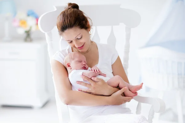 Mãe segurando seu bebê com carinho e amor.