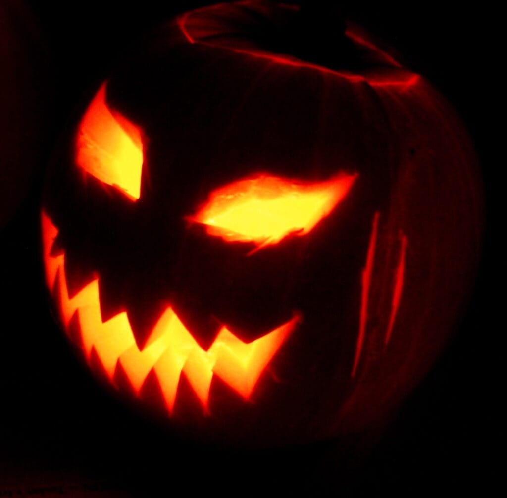 Abobora escupida com uma luz dentro, conhecida como Jack-o'-Lantern maior simbolo do halloween