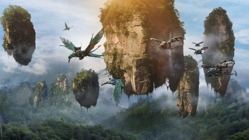 Montanhas Aleluia de Pandora, com Na’vis voando com banshees.