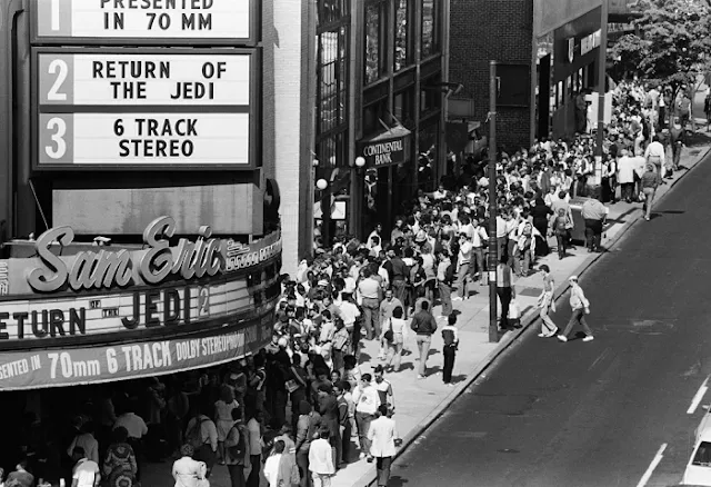 Série “As décadas que moldaram o mundo moderno”: Anos 1980 - O Mundo Que Dançava Entre Guerras e Tecnologia 7 Fila gigantesca na Philadelphia em 1983 para a estréia do episódio VI - Foto: AP Photo/ George Widman