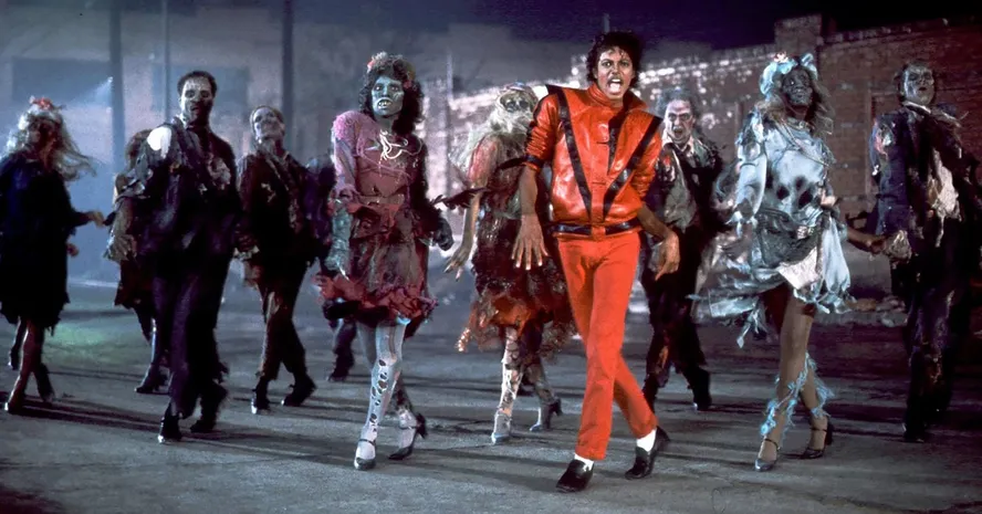 Série “As décadas que moldaram o mundo moderno”: Anos 1980 - O Mundo Que Dançava Entre Guerras e Tecnologia 6 Cena do clipe Thriller de Michael Jackson