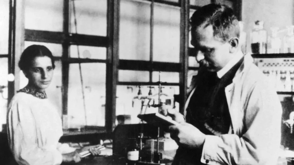 Lise Meitner e Otto Hahn em laboratório na Alemanha