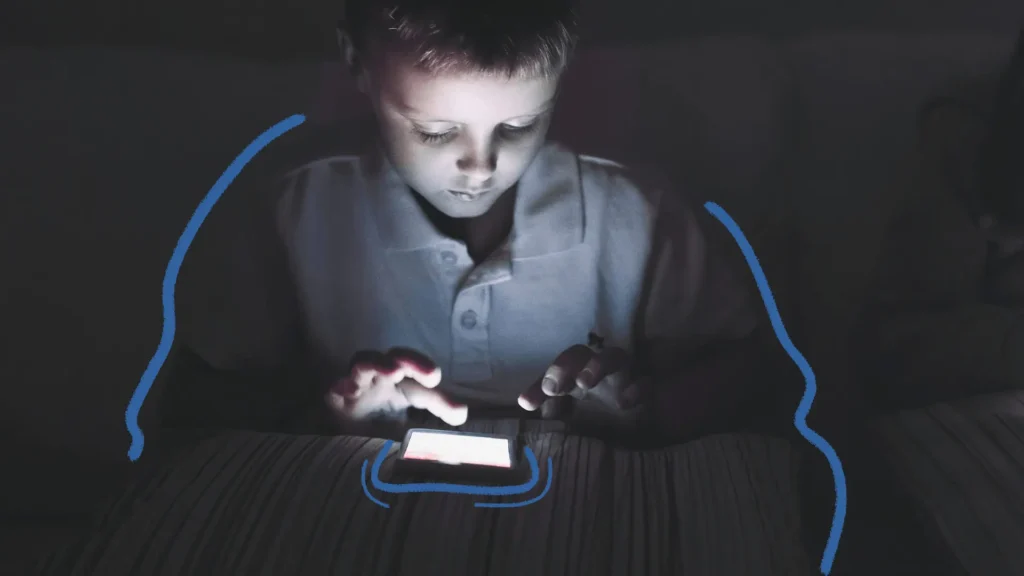 Roblox e os Perigos Invisíveis: Como Proteger Crianças no Mundo Virtual 6 crianca com celular