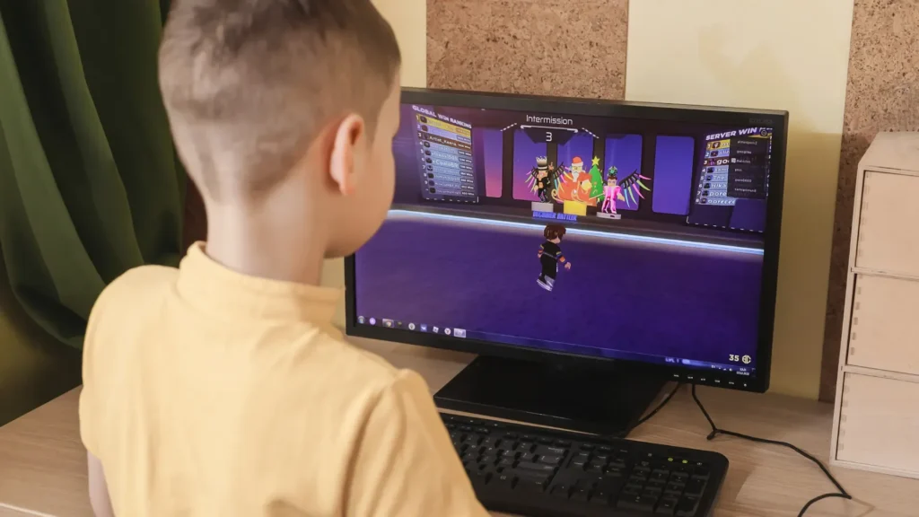 Roblox e os Perigos Invisíveis: Como Proteger Crianças no Mundo Virtual 1 crianca jogando roblox