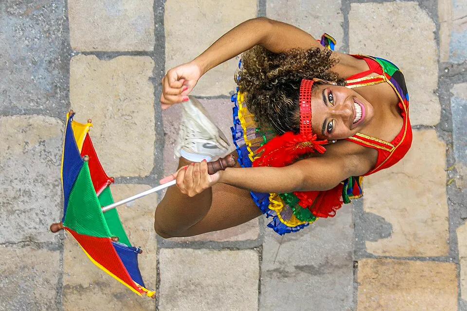 Dia do Frevo: O Segredo por Trás do Ritmo Mais Contagiante do Brasil 1 Passista dançando frevo com sombrinha colorida em homenagem ao Dia do Frevo.