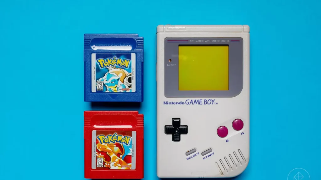Anime "Pokémon": Como a Franquia se Tornou um Fenômeno Global de Sucesso e Legado Cultural 5 Pokémon Fire e Pokémon Blue ao lado de um Game Boy