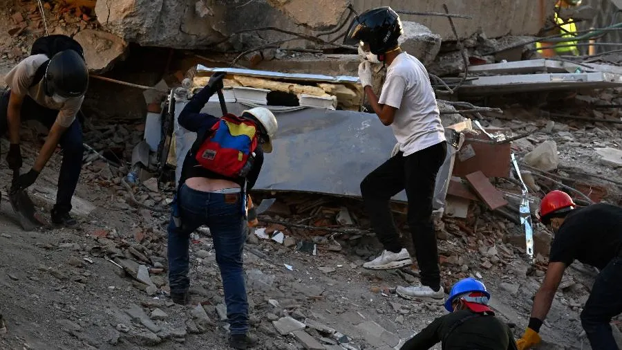 voluntarios buscam por vitimas do terremoto na venezuela