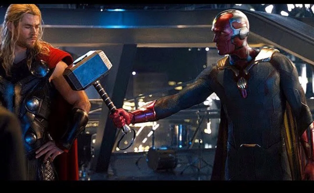 Visao levantando o mjolnir
